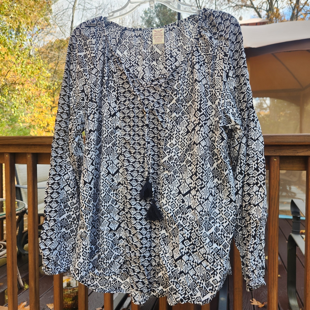 Faded Glory Black and White Split Neck Long Sleeve Geometric Blouse